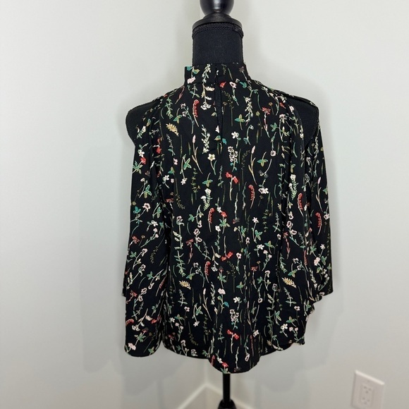 Design Lab Lord & Taylor Black Floral V-Neck Open Sleeve Blouse (S) - Picture 7 of 9